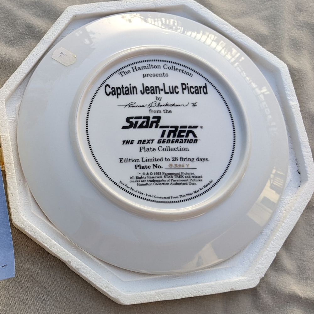 Star Trek The Next Generation: Captain Jean-Luc Picard Commemorative Plate - Picture 4 of 6